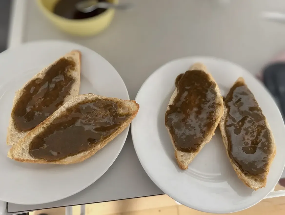 Trin billede for Smør et tyndt lag dild-/rævedressing på begge sider af bollerne. Brug gerne lidt ekstra på bunden for saftighed.